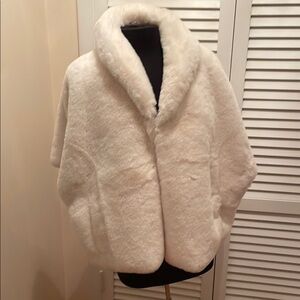 NWT  La Fiorentina Elegant White Faux Fur wrap with front pockets one size
